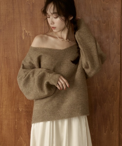 moi tytto（モイテュット）の「ウールVネックオフショルニット（ニット/セーター・レディース・ベージュ/ブラウン/ナチュラル・FREE）」の2枚目の写真