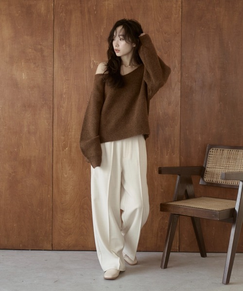 moi tytto（モイテュット）の「ウールVネックオフショルニット（ニット/セーター・レディース・ベージュ/ブラウン/ナチュラル・FREE）」の6枚目の写真
