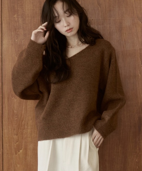 moi tytto（モイテュット）の「ウールVネックオフショルニット（ニット/セーター・レディース・ベージュ/ブラウン/ナチュラル・FREE）」の8枚目の写真