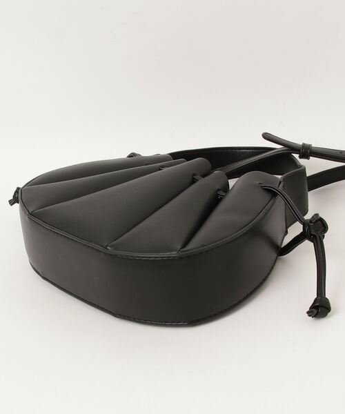 HIKA（ヒカ）の「【HIKA】フェイクレザーギャザーショルダーBAG（ショルダーバッグ・レディース・ブラック・FREE）」の3枚目の写真