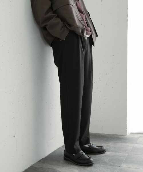 SENSE OF PLACE by URBAN RESEARCH（センスオブプレイスバイアーバンリサーチ）の「『イージーケア』ダブルタックテーパードパンツ（その他パンツ・メンズ・チャコールグレー/ブラック/ライトベージュ/カーキ・SMALL/MEDIUM/LARGE）」の2枚目の写真