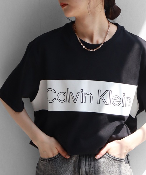 Calvin Klein(カルバン・クライン)の「【Calvin Klein/カルバンクライン】 ライン ロゴ クルーネック 半袖 Tシャツ(Tシャツ/カットソー・メンズ・ブラック/ホワイト・S/M/L/XL)」の1枚目の写真