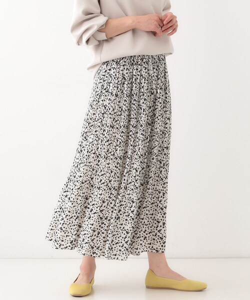 DRESKIP（ドレスキップ）の「【高レビュー】広がり過ぎずすっきりと サテンプリーツスカート（スカート・レディース・チャコールグレー/グリーン系5/ホワイト系9/ナチュラル・03/04/02/01）」の2枚目の写真