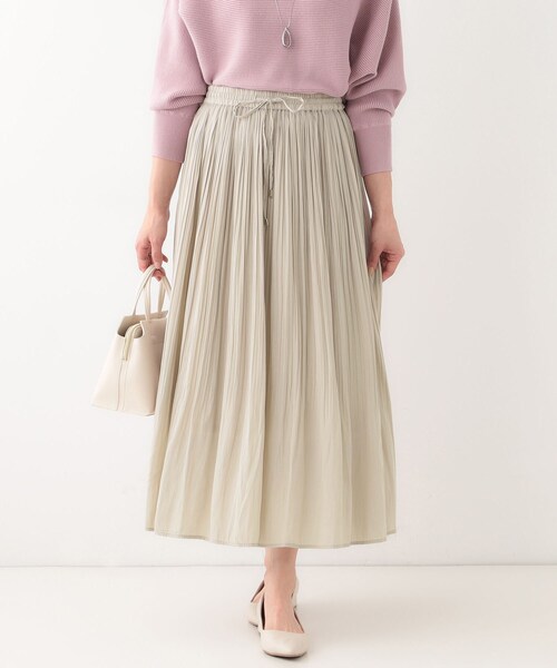DRESKIP（ドレスキップ）の「【高レビュー】広がり過ぎずすっきりと サテンプリーツスカート（スカート・レディース・チャコールグレー/グリーン系5/ホワイト系9/ナチュラル・03/04/02/01）」の4枚目の写真