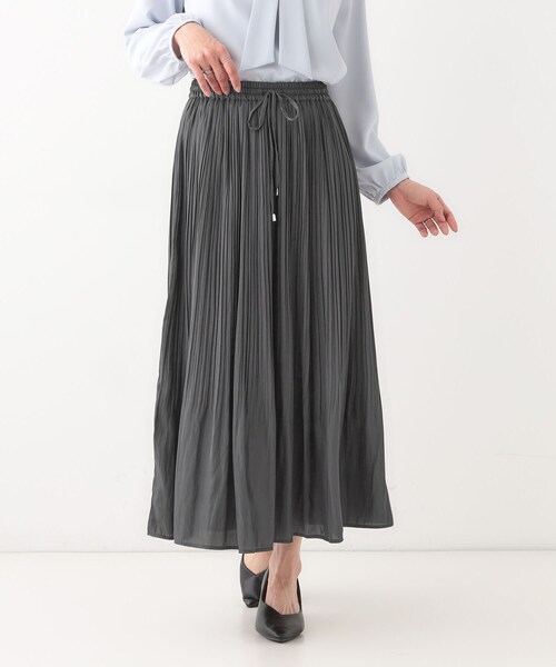 DRESKIP（ドレスキップ）の「【高レビュー】広がり過ぎずすっきりと サテンプリーツスカート（スカート・レディース・チャコールグレー/グリーン系5/ホワイト系9/ナチュラル・03/04/02/01）」の5枚目の写真