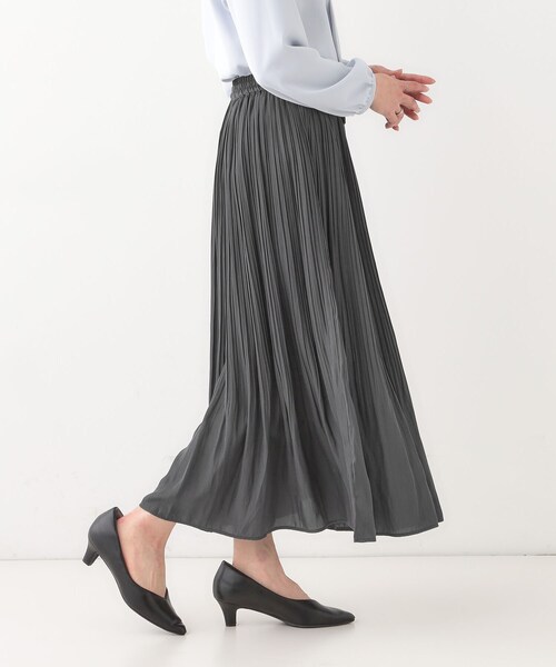 DRESKIP（ドレスキップ）の「【高レビュー】広がり過ぎずすっきりと サテンプリーツスカート（スカート・レディース・チャコールグレー/グリーン系5/ホワイト系9/ナチュラル・03/04/02/01）」の6枚目の写真