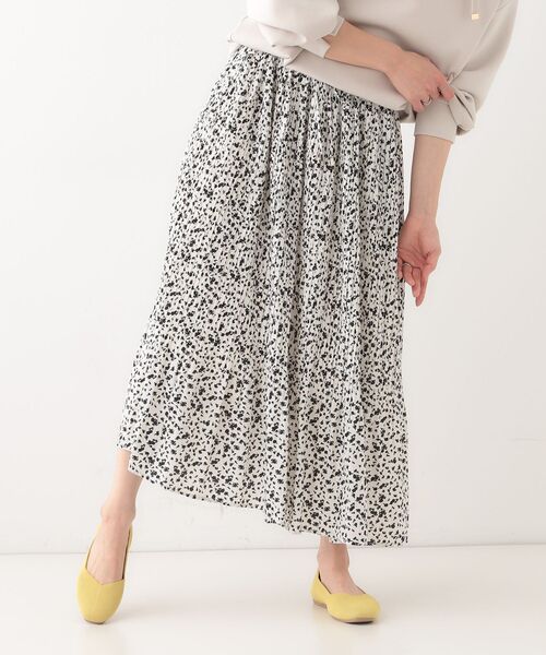 DRESKIP（ドレスキップ）の「【高レビュー】広がり過ぎずすっきりと サテンプリーツスカート（スカート・レディース・チャコールグレー/グリーン系5/ホワイト系9/ナチュラル・03/04/02/01）」の13枚目の写真