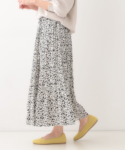 DRESKIP（ドレスキップ）の「【高レビュー】広がり過ぎずすっきりと サテンプリーツスカート（スカート・レディース・チャコールグレー/グリーン系5/ホワイト系9/ナチュラル・03/04/02/01）」の15枚目の写真