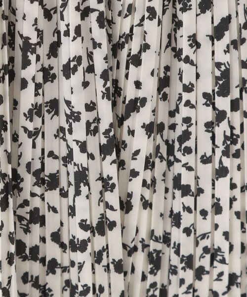 DRESKIP（ドレスキップ）の「【高レビュー】広がり過ぎずすっきりと サテンプリーツスカート（スカート・レディース・チャコールグレー/グリーン系5/ホワイト系9/ナチュラル・03/04/02/01）」の16枚目の写真