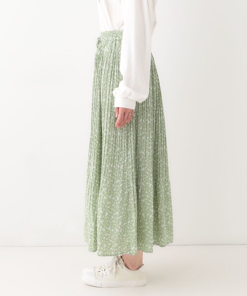 DRESKIP（ドレスキップ）の「【高レビュー】広がり過ぎずすっきりと サテンプリーツスカート（スカート・レディース・チャコールグレー/グリーン系5/ホワイト系9/ナチュラル・03/04/02/01）」の22枚目の写真