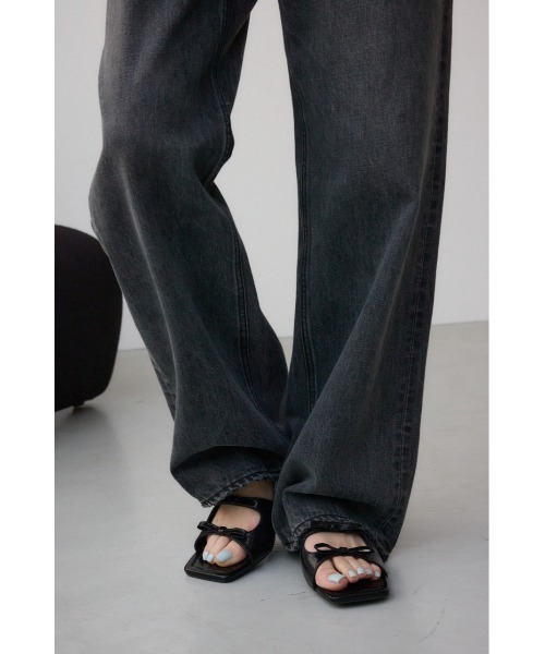 AZUL by moussy（アズールバイマウジー）の「ダブルリボンスクエアトゥサンダル（サンダル・レディース・ブラック/ブルー/シルバー・SMALL/MEDIUM/LARGE/LL）」の4枚目の写真