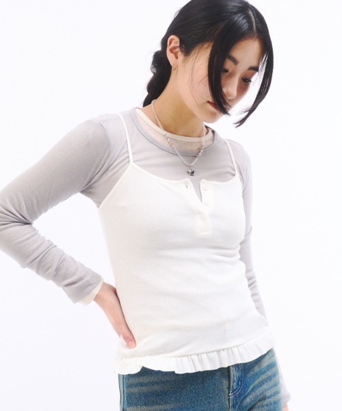 FEKETE（フェケテ）の「FRILL CAMISOLE  / フリルキャミソール（キャミソール・レディース・アイボリー/ブラック・FREE）」の2枚目の写真