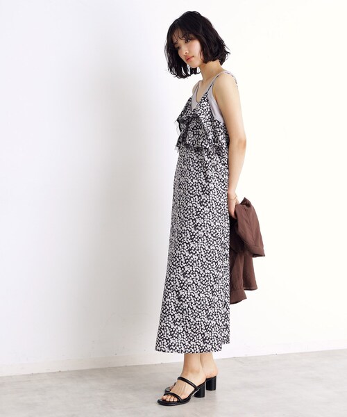 THE SHOP TK （ザ ショップ ティーケー ）の「小花柄フリルキャミワンピース【洗える】（ワンピース・レディース・ブラック系/ダークブラウン系・12/13）」の11枚目の写真