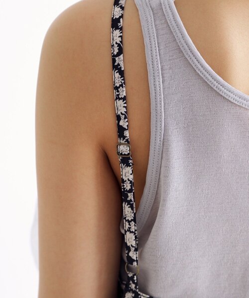 THE SHOP TK （ザ ショップ ティーケー ）の「小花柄フリルキャミワンピース【洗える】（ワンピース・レディース・ブラック系/ダークブラウン系・12/13）」の19枚目の写真