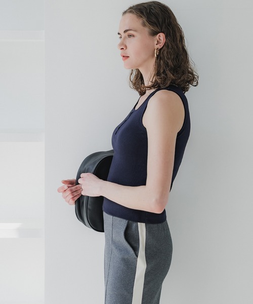 coca（coca）（コカ）の「【WEB限定セール】OUTBRAヘンリーネック風カップ付きタンクトップ（タンクトップ・レディース・ライトベージュ/その他1/ネイビー・S/M/L）」の7枚目の写真