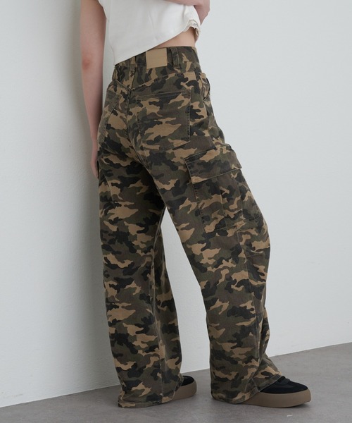 RAY CASSIN(レイカズン)の「デニムカーゴパンツ(デニムパンツ・レディース・ブルー/スカイブルー/ベージュ系その他2/カーキ・S/M)」の1枚目の写真