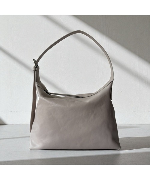 エーゼロ（エーゼロ）の「《牛革》スクエアショルダーバッグ（ショルダーバッグ・レディース・ブラック/グレイッシュベージュ・FREE）」の2枚目の写真