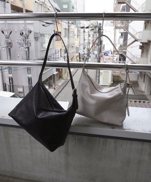 エーゼロ（エーゼロ）の「《牛革》スクエアショルダーバッグ（ショルダーバッグ・レディース・ブラック/グレイッシュベージュ・FREE）」の10枚目の写真