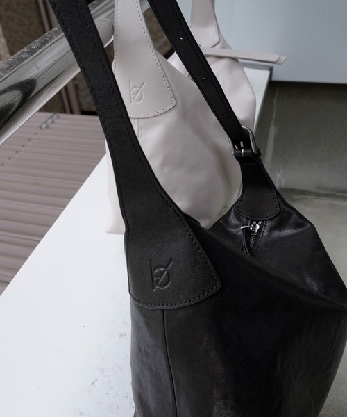 エーゼロ（エーゼロ）の「《牛革》スクエアショルダーバッグ（ショルダーバッグ・レディース・ブラック/グレイッシュベージュ・FREE）」の11枚目の写真
