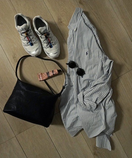 エーゼロ（エーゼロ）の「《牛革》スクエアショルダーバッグ（ショルダーバッグ・レディース・ブラック/グレイッシュベージュ・FREE）」の3枚目の写真