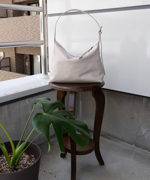 エーゼロ（エーゼロ）の「《牛革》スクエアショルダーバッグ（ショルダーバッグ・レディース・ブラック/グレイッシュベージュ・FREE）」の9枚目の写真