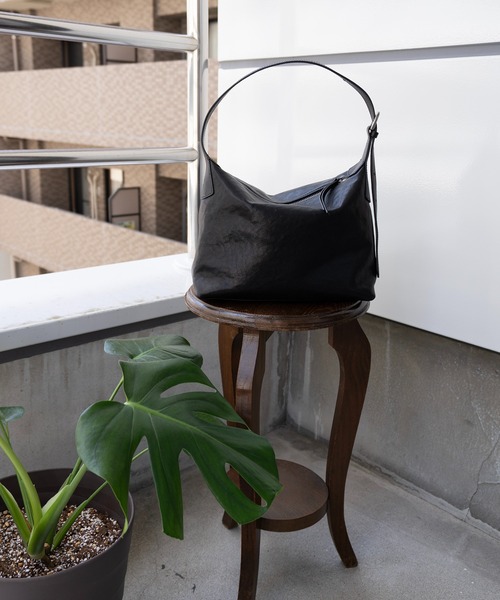 エーゼロ（エーゼロ）の「《牛革》スクエアショルダーバッグ（ショルダーバッグ・レディース・ブラック/グレイッシュベージュ・FREE）」の5枚目の写真