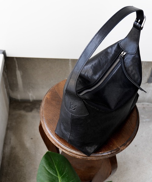 エーゼロ（エーゼロ）の「《牛革》スクエアショルダーバッグ（ショルダーバッグ・レディース・ブラック/グレイッシュベージュ・FREE）」の6枚目の写真