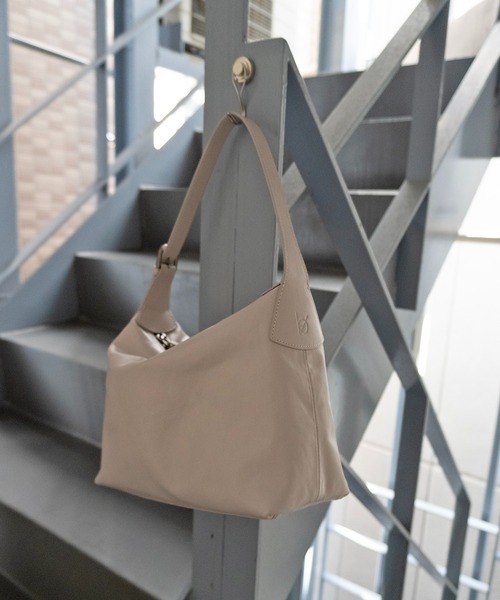 エーゼロ（エーゼロ）の「《牛革》スクエアショルダーバッグ（ショルダーバッグ・レディース・ブラック/グレイッシュベージュ・FREE）」の7枚目の写真