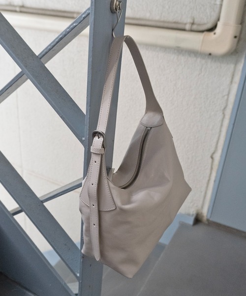 エーゼロ（エーゼロ）の「《牛革》スクエアショルダーバッグ（ショルダーバッグ・レディース・ブラック/グレイッシュベージュ・FREE）」の8枚目の写真