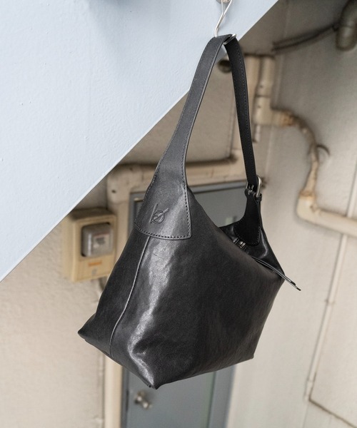 エーゼロ（エーゼロ）の「《牛革》スクエアショルダーバッグ（ショルダーバッグ・レディース・ブラック/グレイッシュベージュ・FREE）」の4枚目の写真