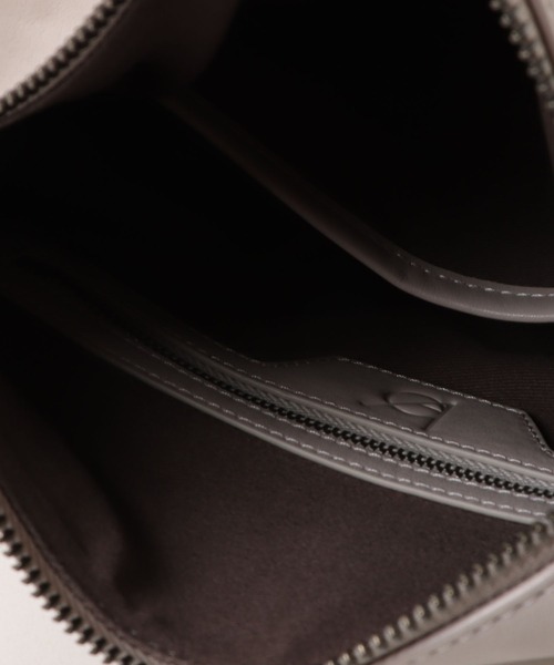 エーゼロ（エーゼロ）の「《牛革》スクエアショルダーバッグ（ショルダーバッグ・レディース・ブラック/グレイッシュベージュ・FREE）」の16枚目の写真