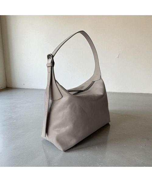 エーゼロ（エーゼロ）の「《牛革》スクエアショルダーバッグ（ショルダーバッグ・レディース・ブラック/グレイッシュベージュ・FREE）」の19枚目の写真