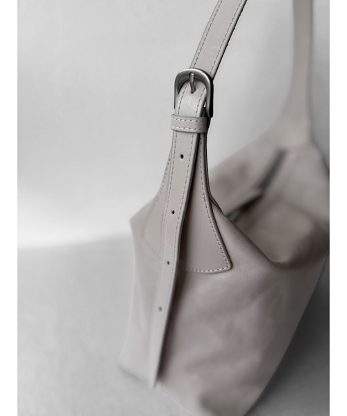 エーゼロ（エーゼロ）の「《牛革》スクエアショルダーバッグ（ショルダーバッグ・レディース・ブラック/グレイッシュベージュ・FREE）」の22枚目の写真