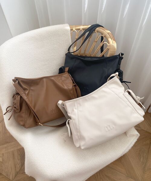 MAJESTIC LEGON(マジェスティックレゴン)の「サイドリボンショルダーバッグ(ショルダーバッグ・レディース・アイボリー/ブラック/ブラウン・FREE)」の2枚目の写真