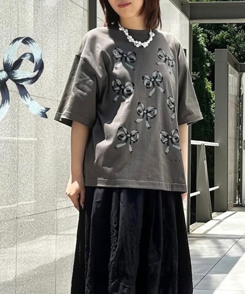 H.A.K(ハク)の「5.6オンスコットン天竺リボンモチーフプリントTシャツ(Tシャツ/カットソー・レディース・ホワイト/ピンク/チャコール・FREE)」の1枚目の写真