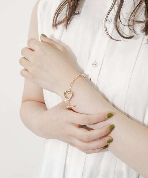 SMELLY（スメリー）の「メタルハートマンテルブレスレット（ブレスレット・レディース・ゴールド・-）」の6枚目の写真