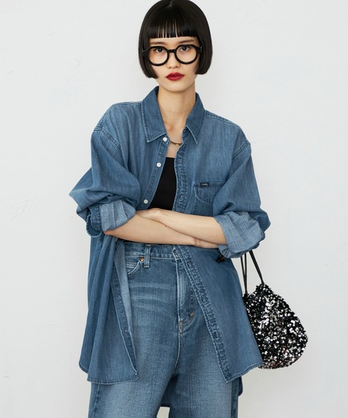Lee（リー）の「Lee/リー こなれデニムシャツ　ゆるっとサイズ ライトオンスで着やすい 羽織 シャツ（シャツ/ブラウス・レディース・ブルー/ライトインディゴブルー・SMALL/MEDIUM）」の3枚目の写真