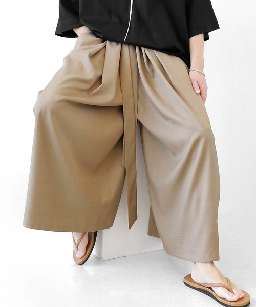 minsobi（ミンソビ）の「タックストラップワイドパンツ（その他パンツ・メンズ・ダークネイビー/ベージュ・FREE）」の2枚目の写真