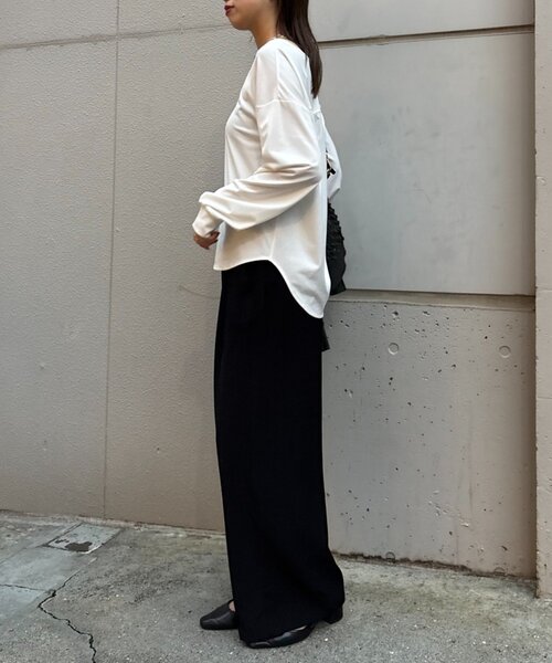 Jena espace merveilleux（ジェナ　エスパスメルヴェイユ）の「【ニットの下に重ねて◎】カットジョーゼットブラウス（シャツ/ブラウス・レディース・ブラック/オフホワイト・FREE）」の4枚目の写真