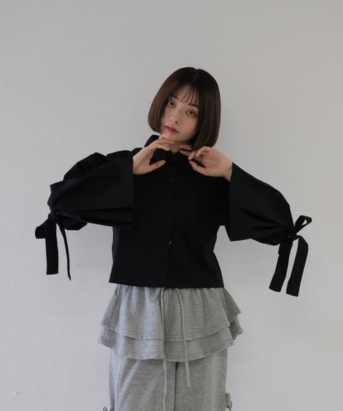 Uenui（ウニュイ）の「sleeve ribbon cropped shirt（その他トップス・レディース・ブラック/ホワイト・FREE）」の2枚目の写真