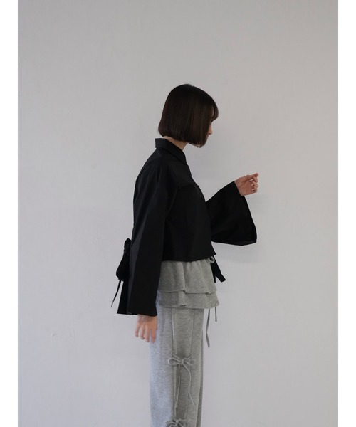 Uenui（ウニュイ）の「sleeve ribbon cropped shirt（その他トップス・レディース・ブラック/ホワイト・FREE）」の16枚目の写真