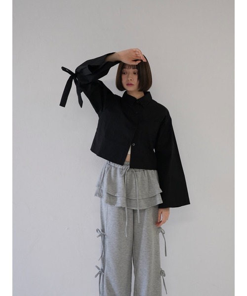 Uenui（ウニュイ）の「sleeve ribbon cropped shirt（その他トップス・レディース・ブラック/ホワイト・FREE）」の4枚目の写真