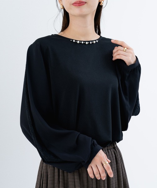 ANNA LUNA(アンナルナ)の「【ANNA LUNA】袖の スリット からのぞく レース がポイントの 上品ブラウス!(Tシャツ/カットソー・レディース・オフホワイト/ブラック/ベージュ・MEDIUM)」の2枚目の写真