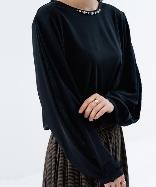 ANNA LUNA(アンナルナ)の「【ANNA LUNA】袖の スリット からのぞく レース がポイントの 上品ブラウス!(Tシャツ/カットソー・レディース・オフホワイト/ブラック/ベージュ・MEDIUM)」の8枚目の写真