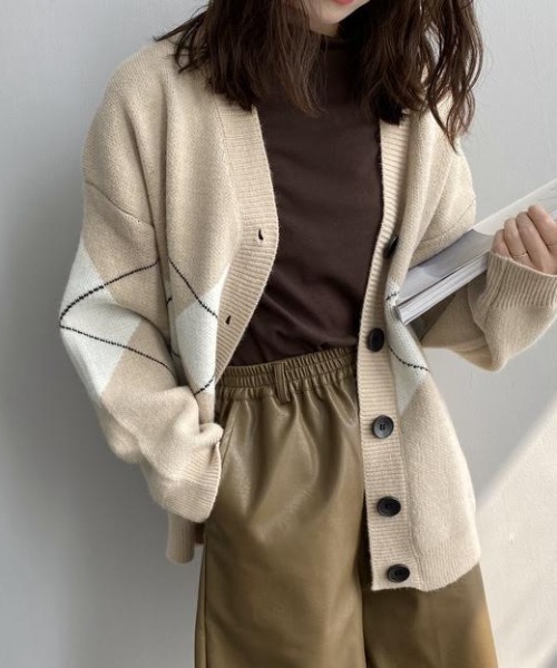 cammie(キャミー)の「ドロップショルダーアーガイル柄カーディガン(カーディガン/ボレロ・レディース・ベージュ・F)」の2枚目の写真