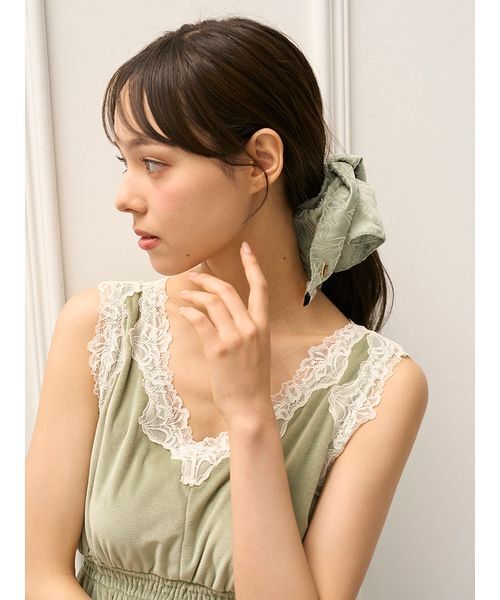 gelato pique(ジェラートピケ)の「【MUCHA】リリー柄フロッキーシュシュ(シュシュ・レディース・グリーン/ブラウン・F)」の3枚目の写真
