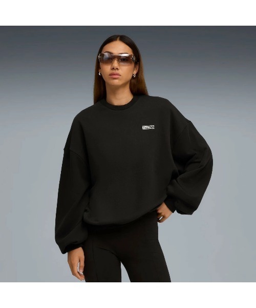 PUMA(プーマ)の「PUMA PUMA x ROSE OVERSIZED CREW TR(プーマ プーマ x ロゼ オーバーサイズド クルー TR)(スウェット・レディース・ブラック系/グレー系・SMALL/MEDIUM/LARGE)」の2枚目の写真