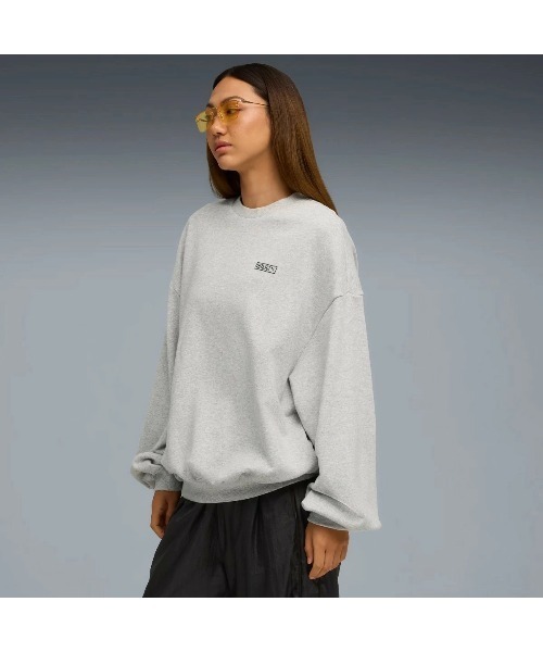 PUMA(プーマ)の「PUMA PUMA x ROSE OVERSIZED CREW TR(プーマ プーマ x ロゼ オーバーサイズド クルー TR)(スウェット・レディース・ブラック系/グレー系・SMALL/MEDIUM/LARGE)」の1枚目の写真
