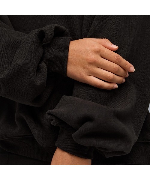 PUMA(プーマ)の「PUMA PUMA x ROSE OVERSIZED CREW TR(プーマ プーマ x ロゼ オーバーサイズド クルー TR)(スウェット・レディース・ブラック系/グレー系・SMALL/MEDIUM/LARGE)」の7枚目の写真