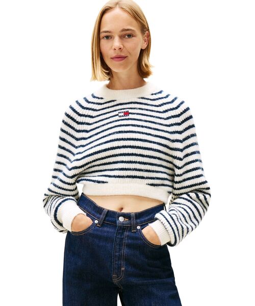 tommy jeans(トミー ジーンズ)の「クロップドバッジセーター(ニット/セーター・レディース・ホワイト×ネイビー・MEDIUM/SMALL/X-SMALL)」の1枚目の写真